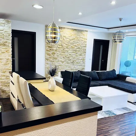 Moderny 2-spalnovy Twins White S Balkonom Apartment