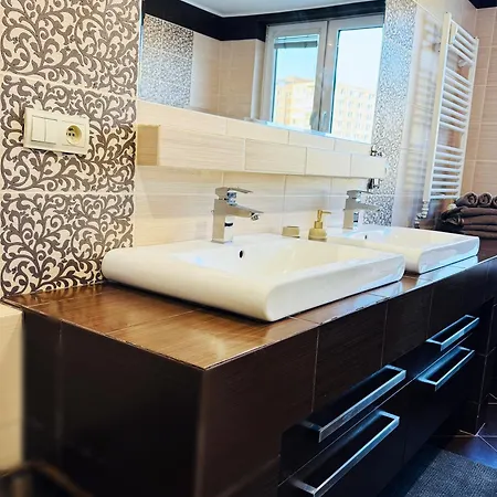 Moderny 2-spalnovy Twins White S Balkonom Apartment *